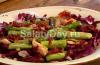 Salad với thịt gà và cà chua sấy khô Salad với cà chua và thịt sấy khô